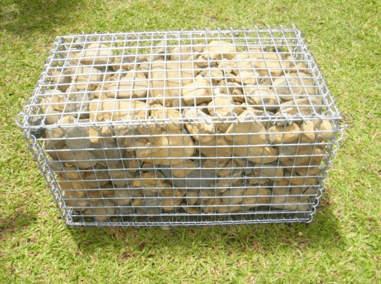 Welded mesh gabion box for retaining wall