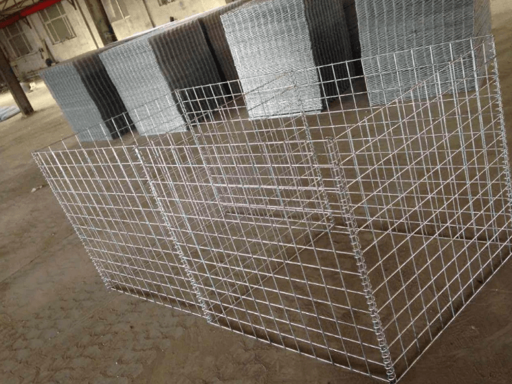 Welded mesh gabion box for retaining wall