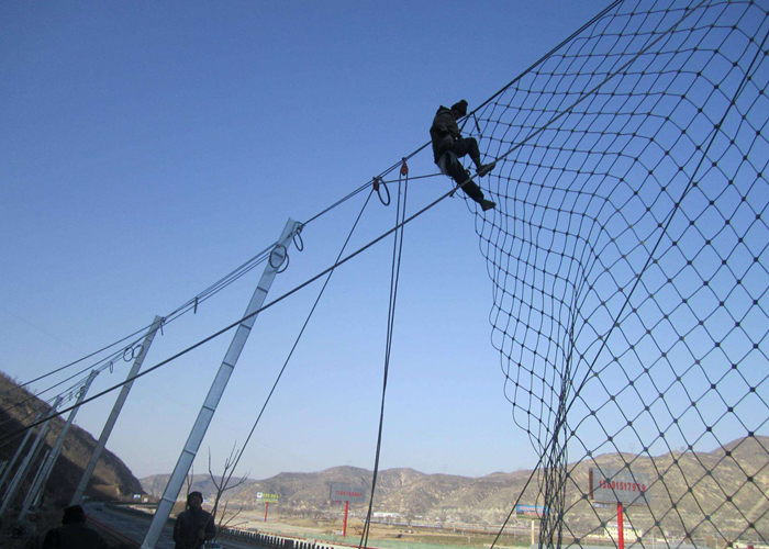 Slope stabilize mesh rockfall barrier