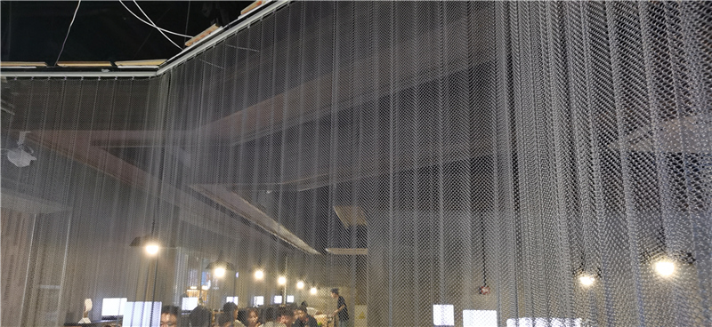 Flexible metal wire mesh curtain